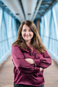 Kobieta ze złożonymi rękoma